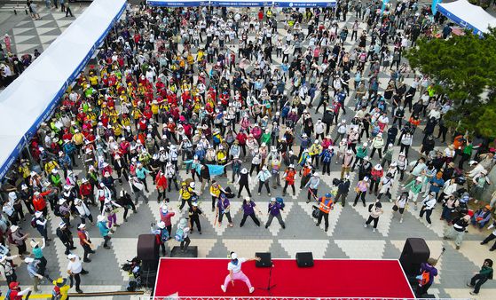 14일 강릉 트레일 페스타 시작 전 몸 풀기 운동을 하는 참가자들. 손민호 기자