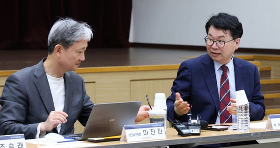 이한주 국정기획위원회 위원장이 19일 오후 세종시 정부세종컨벤션센터에서 열린 국정기획위원회 고용노동부 업무보고에 참석하여 이찬진 분과위원장과 이야기를 나누고 있다. 뉴스1