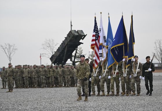 지난해 12월 20일 평택 캠프 험프리스에서 열린 유엔사령부, 연합군사령부, 주한미군의 작전 지휘권 이양식에서 유엔군 의장대 장병들이 깃발을 들고 있다. AP=연합뉴스