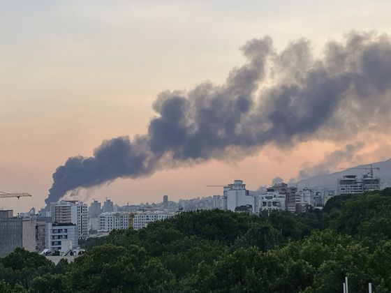 지난 16일(현지시간) 이란 수도 테헤란에 있는 국영 IRIB 방송국 건물이 이스라엘의 공습에 당하며 연기가 치솟았다. AP=연합뉴스