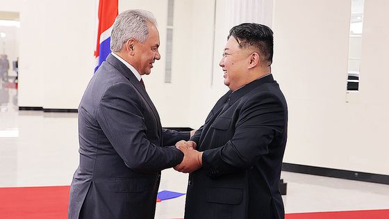 김정은 북한 국무위원장이 지난 17일 평양에서 방북한 세르게이 쇼이구 러시아 국가안보회의 서기를 만났다. 이후 쇼이구 서기는 북한이 6000명을 추가 파병하기로 했다고 공개했다. 노동신문=뉴스1