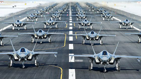 미 공군의 F-35A 52대가 활주로에서 '코끼리 행진(Elephant Walk)'을 하고 있다. 미 공군
