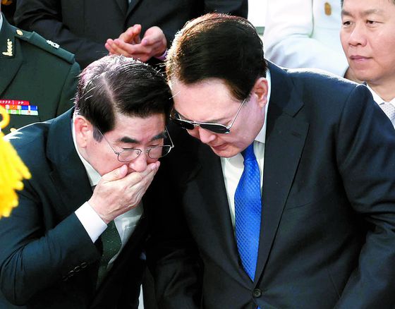 2024년 10월 1일 오후 서울 광화문에서 열린 제76주년 국군의 날 시가행진 행사에서 윤석열 전 대통령(오른쪽)이 김용현 전 국방부장관의 이야기를 듣고 있다. 대통령실사진기자단