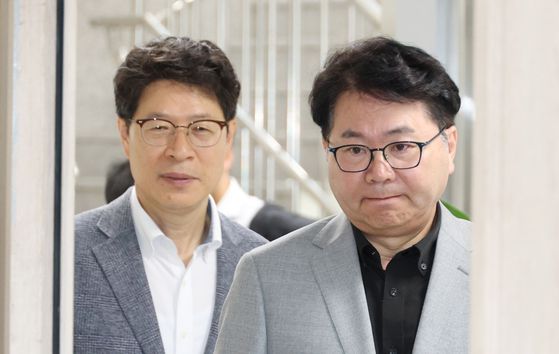 김영관 방송통신위원회(방통위) 사무처장 직무대행이 20일 경기 정부과천청사 방송통신위원회에서 열린 국정기획위원회 업무보고에서 홍창남 국정기획위원회 사회2분과위원장의 발언을 듣고 있다. 연합뉴스