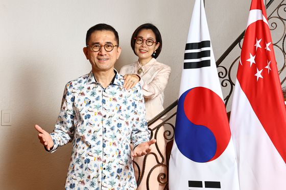 에릭 테오 대사와 한국 출신 부인 김민재 여사가 서울 성북구 성북동 주한 싱가포르대사관저에서 함께 사진 촬영에 응했다. 김종호 기자