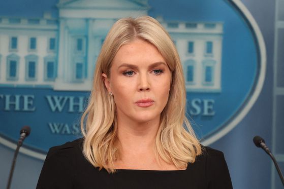 캐롤라인 레빗 백악관 대변인이 19일(현지시간) 백악관 브리핑에서 "이란에 대한 공격 여부를 2주 안에 결정하겠다"는 트럼프 대통령의 발언을 대독한 뒤 기자들의 질문에 답하고 있다. AFP=연합뉴스