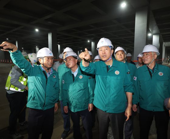 오세훈 서울시장이 서울 서초구 염곡동서지하차도 앞에서 집중호우 시 가동되는 차량 진입 차단 설비 작동 상태를 점검하고 있다. [연합뉴스]