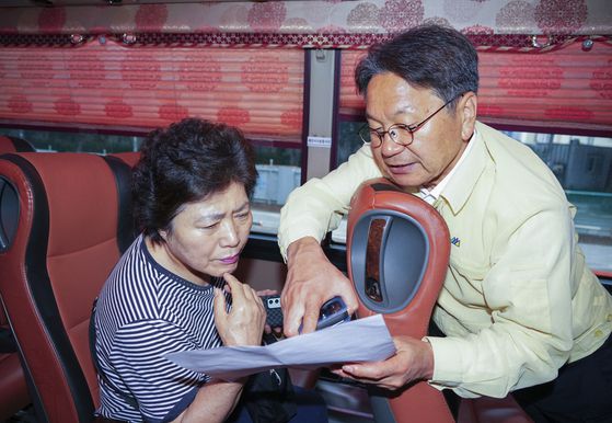 강기정 광주시장이 지난 18일 서구 세화동 시내버스 공영차고지에서 출발한 비상 수송 차량인 전세버스에 탑승해 시민과 배차 시간 등에 대해 대화하고 있다. 뉴스1