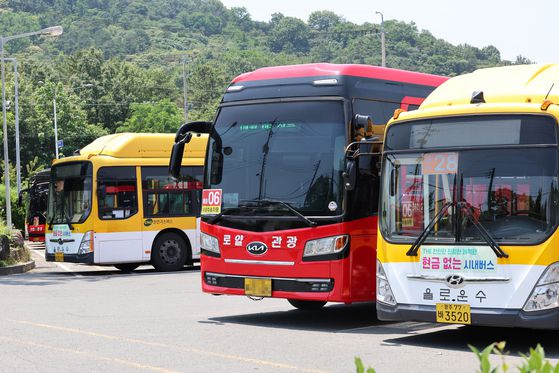 지난 18일 광주 서구 한 시내버스 차고지에서 전세버스가 운행 대기하고 있다. 광주시는 시내버스 파업 참여도가 높아 개별 운행률이 떨어지는 노선에 전세버스를 투입했다. 연합뉴스