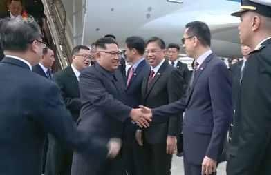 2018년 6월 10일 북·미 정상회담을 위해 싱가포르 공항에 도착한 김정은 북한 국무위원장을 에릭 테오 당시 싱가포르 외교부 동북아국장(오른쪽 첫째)이 영접하고 있다. [사진 유튜브 캡처]