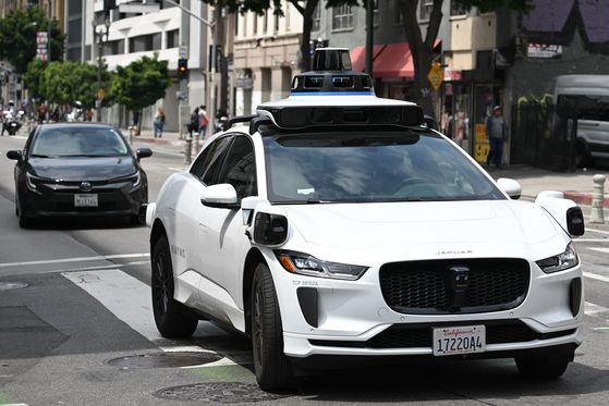 5월 1일 미국 캘리포니아주 로스앤젤레스 시내에서 웨이모 자율주행 재규어 전기차가 주행하고 있다. AFP=연합뉴스