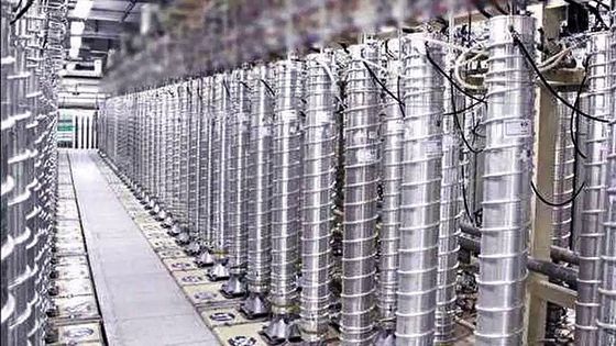 이스라엘군이 19일(현지시간) 이란 아라크 의 핵시설을 공습하는 영상을 공개했다. 이스라엘군 미사일(노란 원)이 핵무기용 플루토늄을 생산할 수 있는 중수로(돔 모양의 건물)를 타격하기 직전의 모습. 사진 이스라엘군 영상 캡처