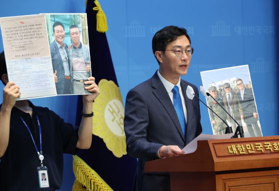 장경태 더불어민주당 의원이 지난해 7월 기자회견을 열고 '임성근 구명 로비 의혹'과 관련한 '제보 공작'을 반박하는 모습. 연합뉴스