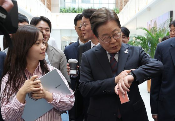 이재명 대통령이 10일 서울 용산 대통령실 직원식당에서 식사를 마친 뒤 집무실로 돌아가며 취재진들과 인사하다 시계를 들여다보고 있다. 대통령실