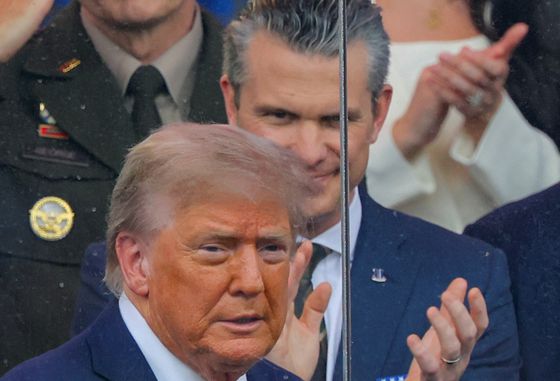 지난 14일 워싱턴에서 진행된 미 육군 창설 250주년 기념 열병식 도중 피트 헤그세스 국방장관이 박수를 치며 도널드 트럼프 대통령을 바라보고 있다. 로이터=연합뉴스