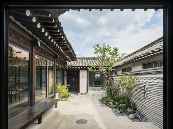 노스텔지어 히든재. 공간 이름에 맞게 다른 독채와 달리 고요한 분위기가 인상적이다. 노스텔지어