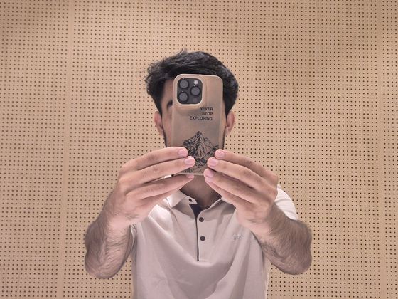 지난 18일 공익법센터 어필 사무실에서 아프가니스탄 출신 난민 라미스(가명)가 "NEVER STOP EXPLORING" 문구가 적힌 휴대전화 케이스를 보여주고 있다. 전율 기자