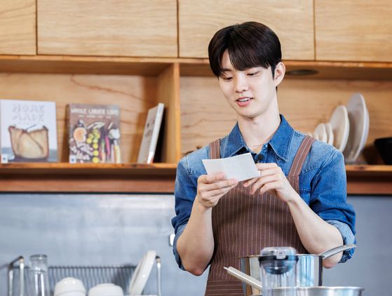요즘 요리에 흥미를 느끼고 있다는 큐, 어머니에겐 순두부찌개를, 팬들에겐 들깨미역국을 직접 만들어주고 싶은 메뉴로 꼽았다. 사진 나승보(스튜디오 설담)
