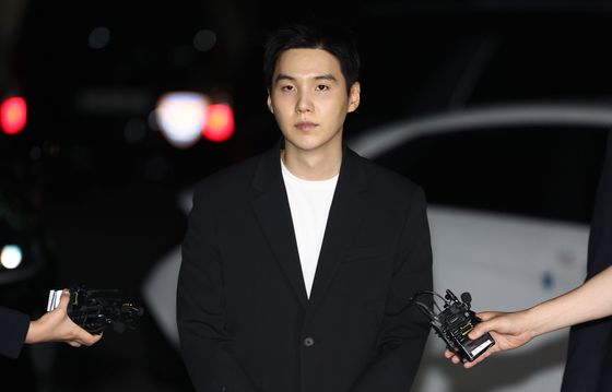 술을 마신 채 전동스쿠터를 몬 혐의를 받는 그룹 방탄소년단(BTS) 멤버 슈가(본명 민윤기)가 경찰 조사를 위해 지난해 8월23일 오후 서울 용산경찰서로 출석하고 있다. 연합뉴스