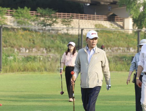 조성명 강남구청장이 서울 강남구 탄천 파크골프장 시설을 둘러보고 있다. [사진 강남구]