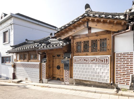 노스텔지어 누크재 전경. 고즈넉한 한옥에 걸려있는 세련된 로고타입이 눈에 띈다. 노스텔지어