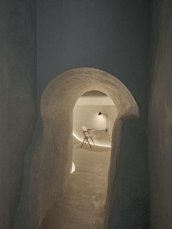 과거 방공호로 사용되던 공간을 개조해 '도심 속 휴식 공간' 컨셉을 구현한 히든재. 노스텔지어