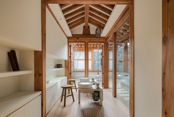 노스텔지어 슬로재 전경. 전통과 현대적 감성이 어우러진 인테리어 디자인이 돋보인다. 노스텔지어