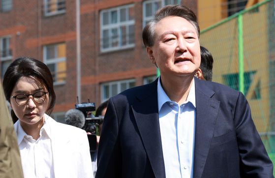 제 21대 대통령 선거일인 3일 오전 윤석열 전 대통령과 김건희 여사가 서울 서초구 원명초등학교에 마련된 서초4동 제3투표소로 이동하고 있다. 뉴스1