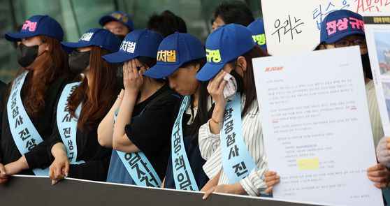 무안공항 제주항공 여객기 참사 유가족들이 지난달 23일 서울 강서구 김포공항에서 여객기 참사 진상규명, 사고기종 B737-800 퇴역, 책임자 처벌 등을 촉구하는 중 참석한 유족들이 눈물을 흘리고 있다. 뉴시스