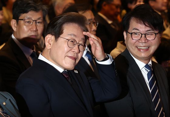 지난 5월 8일 이재명 당시 더불어민주당 대통령 후보가 서울 영등포구 중소기업중앙회에서 열린 선거대책위원회 직능본부 민생정책 협약식에서 자리하고 있다. 오른쪽은 이한주. 뉴스1