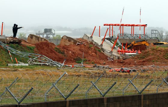 지난 4월 22일 전남 무안국제공항에서 제주항공 여객기 사고 원인을 조사 중인 항공철도사고조사위원회 관계자들이 방위각 시설(로컬라이저) 현장 조사하고 있다. 연합뉴스