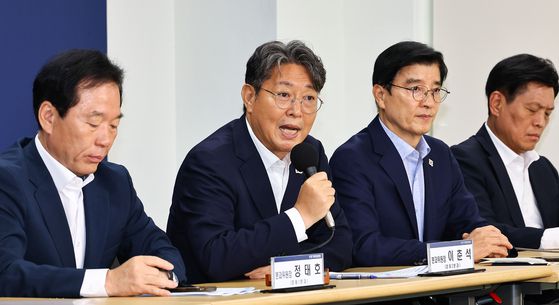 이춘석 경제2분과위원장이 22일 정부서울청사 창성동 별관 브리핑실에서 열린 국정기획위원회 기자간담회에서 취재진의 질문에 답변하고 있다. 김종호 기자 20250622