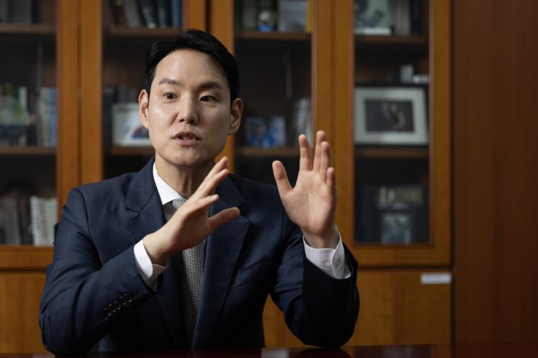 김한규 더불어민주당 의원이 11일 인터뷰에서 “대선 후 ‘이겼다’는 기쁨도 있지만, 여당으로서 무거운 책임감도 함께 느낀다”고 말했다. 김정훈 기자