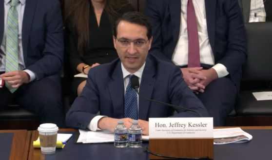 제프리 케슬러 미국 상무부 산업·안보 담당 차관이 12일 미 하원 외교소위원회 청문회에서 반도체 장비 대중 수출 제재와 관련해 발언하고 있다. 미 하원 외교위원회 유튜브