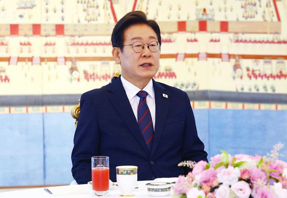 이재명 대통령이 22일 한남동 관저에서 열린 여야 지도부와의 오찬에서 국민의힘 김용태 비상대책위원장의 발언을 듣고 있다. 김현동 기자