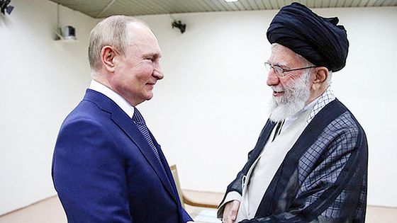 2022년 7월 이란의 최고 지도자 아야톨라 알리 하메네이가 이란을 방문한 블라디미르 푸틴 러시아 대통령을 맞이하고 있다. 당시 이란은 우크라이나 전쟁에 활용할 드론 등을 러시아에 지원했다. 이란은 미국의 핵시설 공습 직후 러시아에 외무장관을 급파했지만, 러시아는 미온적 입장을 보이고 있다. AFP=연합뉴스