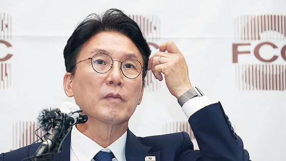 김민석 국무총리 후보자 검증을 위한 인사청문 특별위원회 소속 국민의힘 배준영(왼쪽부터), 김희정, 주진우, 곽규택 의원이 지난 18일 오후 서울 여의도 국회 소통관에서 김 후보자의 수입 5억 1,000만원 및 지출 13억원 차이 관련 자료를 요구하며 기자회견을 하고 있다. 뉴스1