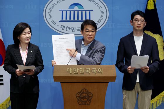 국무총리 후보자 인사청문특별위원회 국민의힘 위원인 배준영(가운데), 주진우(오른쪽), 김희정 의원이 22일 오후 서울 여의도 국회 소통관에서 김민석 총리 후보자가 증인 채택 거부와 의원들이 요청한 자료 제공을 위한 동의를 하지 않고 있다며 김 후보자와 민주당을 비판하고 있다. 뉴스1