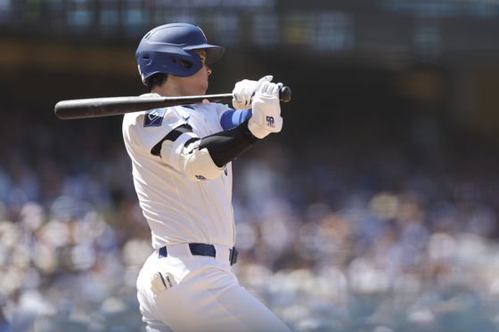 7회 무사 만루 찬스에서 3루타를 때려내는 오타니. AP=연합뉴스