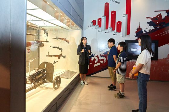 6·25전쟁 당시 소련서 무기를 지원받은 북한군에 비해 국군은 무기가 빈약했다는 윤수정(맨 왼쪽) 해설사 설명을 듣는 소중 학생기자단.