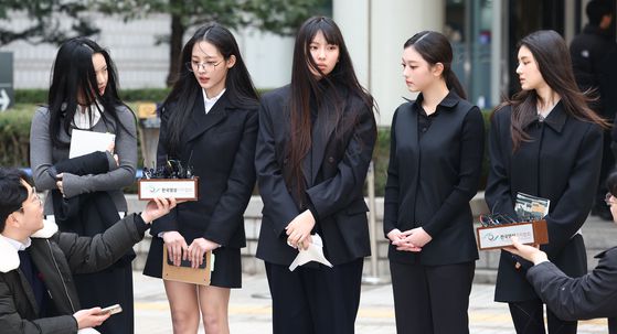 법정에 출석한 뉴진스. 왼쪽부터 하니, 민지, 혜인, 해린, 다니엘. 사진 연합뉴스