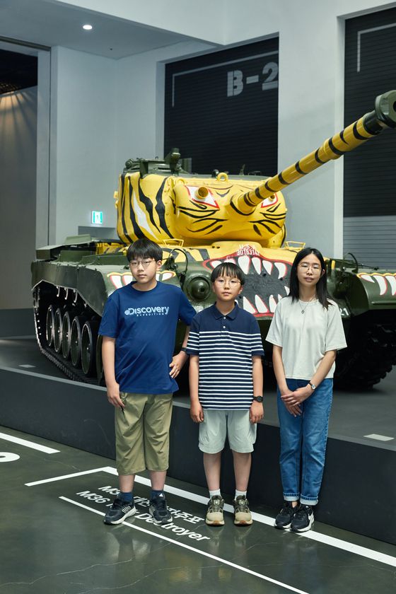 1951년 미군 전차대대는 두려움의 대상인 호랑이가 중공군에게 공포를 줄 수 있으리라 판단해 M46 패튼에 호랑이 무늬를 칠했다. M46 패튼 앞에 선 소중 학생기자단.