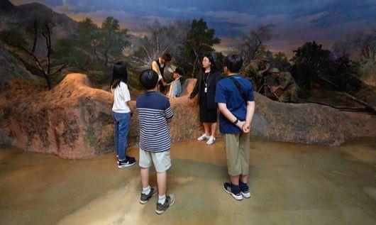 소중 학생기자단이 10일간 고지의 주인이 12번이나 바뀔 정도로 치열한 전투가 이어졌던 백마고지 전투 장면을 재연한 전시물을 둘러봤다.