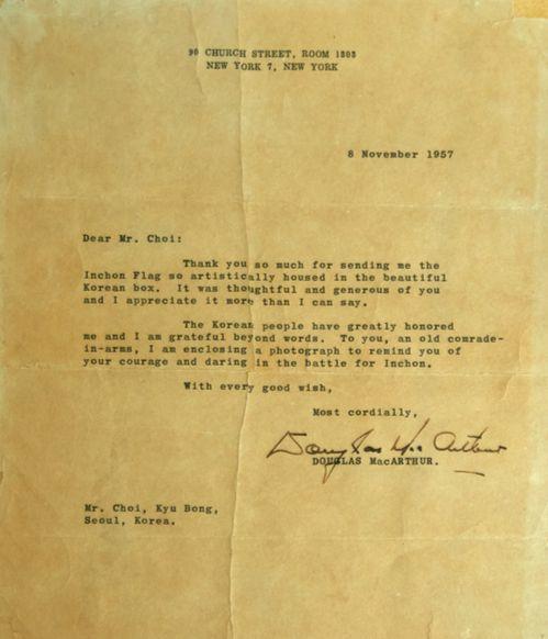 인천상륙작전에 참여한 최규봉 전 KLO부대 유격대장으로부터 성조기를 기증받은 맥아더 장군이 1957년 감사의 표시로 보낸 편지.