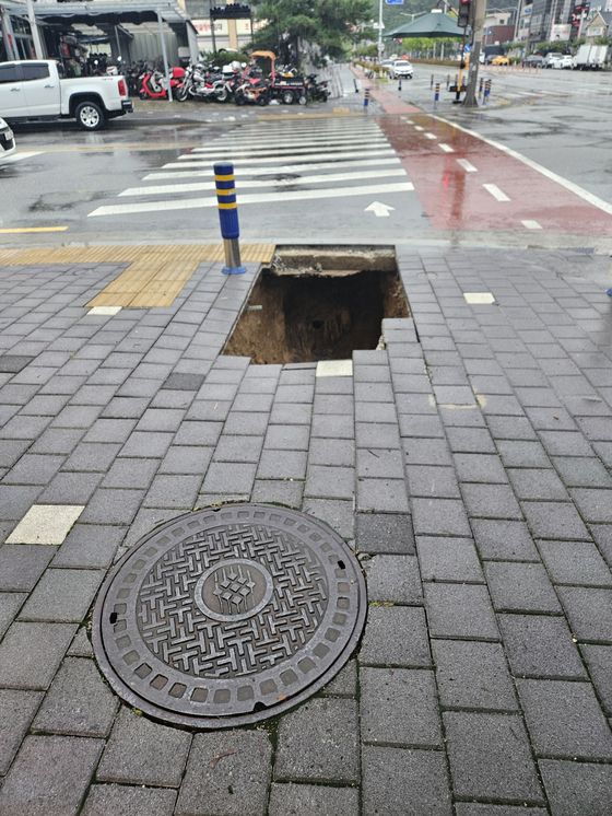 지난 21일 오후 6시 12분쯤 전북 남원시 도통동 한 교차로 인근 횡단보도 앞 인도에서 발생한 '땅 꺼짐(싱크홀)' 사고로 생긴 구멍. 사고 직후 시민 도움으로 싱크홀에서 빠져 나온 박모(46)씨가 직접 찍었다. 사진 박씨