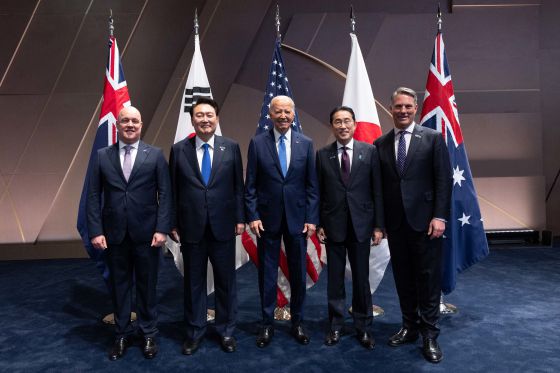 지난해 7월 북대서양조약기구(NATO·나토) 정상회의에 참석했던 윤석열 대통령이 미국 워싱턴DC 월터 E. 워싱턴 컨벤션센터에서 열린 한국·일본·호주·뉴질랜드 4개국(IP4) 및 미국과의 정상회동에서 기념촬영하는 모습. 대통령실