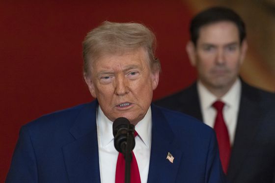 24일(현지시간) 이란이 발사한 미사일이 이스라엘의 공중방어시스템에 의해 상공에서 요격된 뒤 연기 자국을 내고 있다. AP=연합뉴스