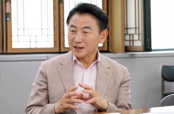 김동근 의정부시장은 지난해 11월 14일 의정부문화역 이음에서 ‘2024 기업유치 설명회’를 개최했다. 설명회에는 SM타운 플래너, 조인스랜드, 마스턴투자운용 등 투자사를 비롯해 시지바이오, 큐브메디컬, SIT테크놀러지 등의 기업인 100여 명이 참석해 의정부시의 입지적 강점과 개발 잠재력에 큰 관심을 보였다. 사진 의정부시
