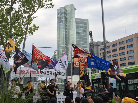 넥슨 자회사 네오플 노조가 각 팀마다 디자인한 깃발을 들고 집회에 참가하고 있다. 김민정 기자