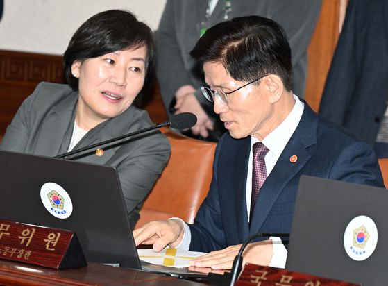 김문수 고용노동부 장관이 지난 4월 8일 광화문 정부서울청사에서 열린 국무회의에 참석해 송미령 농립축산부 장관과 이야기하고 있다. 중앙포토